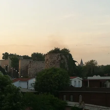 Spinel - Old Istambul